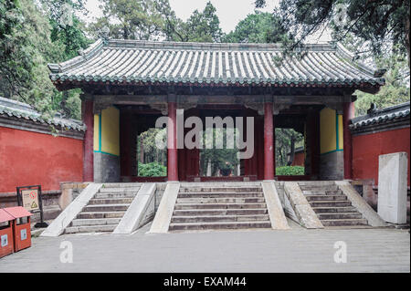 Cancello di ingresso per il luogo di sepoltura di Confucio, il grande filosofo della Cina antica, in Qufu, Provincia di Shandong. Foto Stock