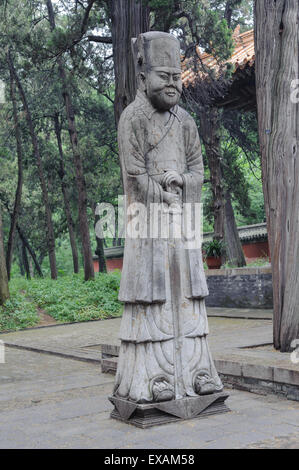 Custodi di pietra che fiancheggiano l'approccio per la tomba di Confucio, Foresta confuciana (cimitero di Confucio), Qufu, Shandong, Cina Foto Stock