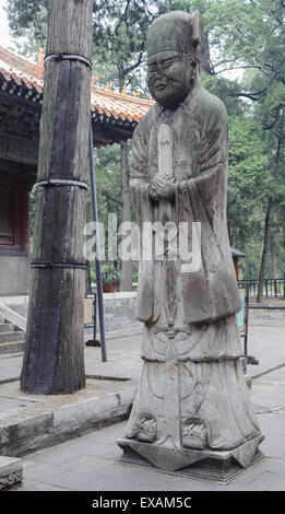 Custodi di pietra che fiancheggiano l'approccio per la tomba di Confucio, Foresta confuciana (cimitero di Confucio), Qufu, Shandong, Cina Foto Stock