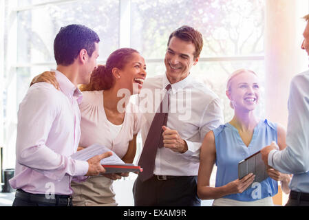 Soci di affari rilassante insieme dopo il lavoro Foto Stock