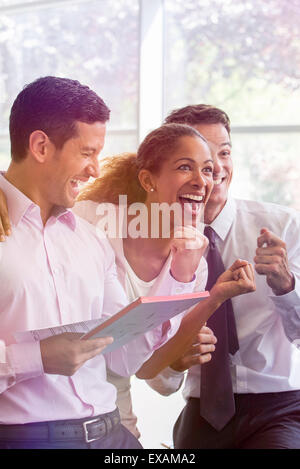 Ufficio di condivisione dei lavoratori illuminante momento insieme Foto Stock