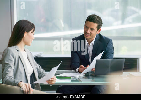 Business Associates revisione documento Foto Stock