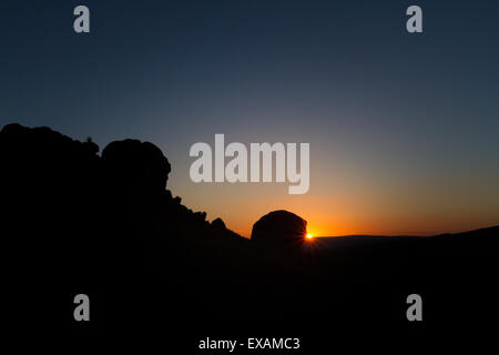 Bel tramonto oltre la vacca e vitello rocce, una famosa campagna dello Yorkshire punto di riferimento su Ilkey Moor sopra Ilkey in Wharfedale , West Yorkshire, Regno Unito Foto Stock