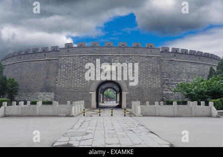 La parete della torre che circonda il Tempio di Confucio su un parzialmente soleggiato giorno di Qufu, Provincia di Shandong, Cina Foto Stock