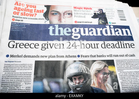 Grecia Dato 24-ora termine Debito greco crisi quotidiano Guardian headline 7 luglio 2015 LONDON REGNO UNITO Foto Stock