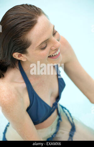 Donna rilassante in piscina Foto Stock