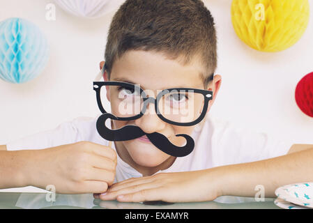 Ragazzo indossa baffi finti e occhiali ad una festa di compleanno Foto  stock - Alamy