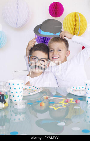 Ragazzi indossando travestimenti divertenti alla festa di compleanno Foto Stock