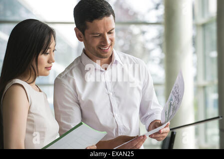 Soci di affari della condivisione delle idee Foto Stock