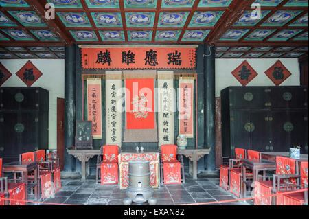 Confucio mansion soggiorno per una festa di nozze con i tradizionali 'Double felicità' caratteri. Foto Stock