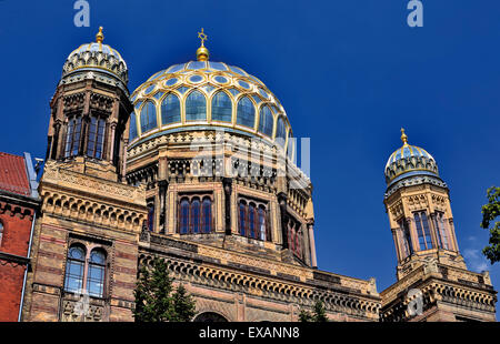 Germania Berlino: dettagli architettonici e la cupola dorata della Nuova Sinagoga Foto Stock