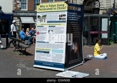 Salisbury, Wiltshire, Regno Unito. 10 Luglio, 2015. 10 luglio 2015 Salisbury Chinaman protestando e la meditazione e la raccolta di firme per una petizione contro il Partito Comunista Cinese (Pcc) che vieta il Falun Gong Credito: Paul Chambers/Alamy Live News Foto Stock