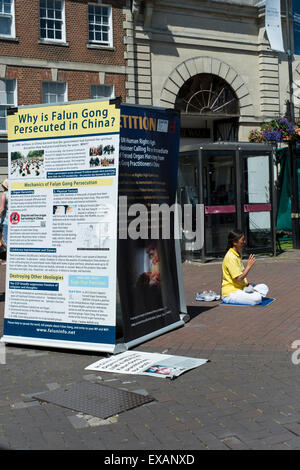 Salisbury, Wiltshire, Regno Unito. 10 Luglio, 2015. 10 luglio 2015 Salisbury Chinaman protestando e la meditazione e la raccolta di firme per una petizione contro il Partito Comunista Cinese (Pcc) che vieta il Falun Gong Credito: Paul Chambers/Alamy Live News Foto Stock