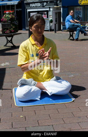 Salisbury, Wiltshire, Regno Unito. 10 Luglio, 2015. 10 luglio 2015 Salisbury Chinaman protestando e la meditazione e la raccolta di firme per una petizione contro il Partito Comunista Cinese (Pcc) che vieta il Falun Gong Credito: Paul Chambers/Alamy Live News Foto Stock