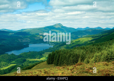 Loch Ard, Ben Lomond e le Alpi a Arrochar da Craigmore, Loch Lomond e il Trossachs National Park, Stirlingshire Foto Stock