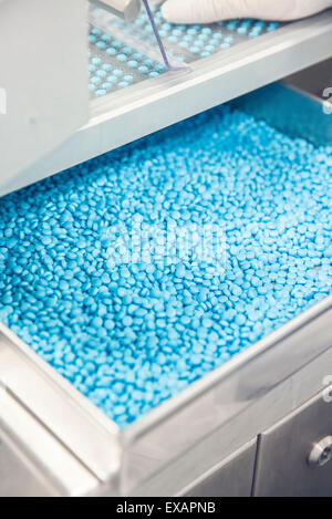 Scomparto pieno di pillole nel confezionamento industriale attrezzature Foto Stock