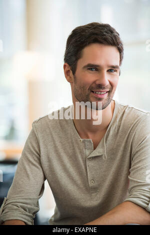 Uomo sorridente, ritratto Foto Stock