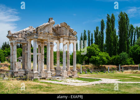 Il Tetrapylon o gate-way monumentale, Aphrodisias, Aydin, Turchia Foto Stock