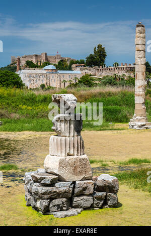 Tempio di Artemide con fortezza Ayasuluk in background, Selcuk, Izmir, Turchia Foto Stock