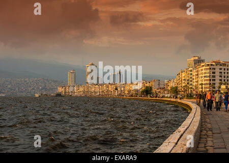 Skyline della città con Kordon passeggiata a mare al tramonto, Izmir, Turchia Foto Stock