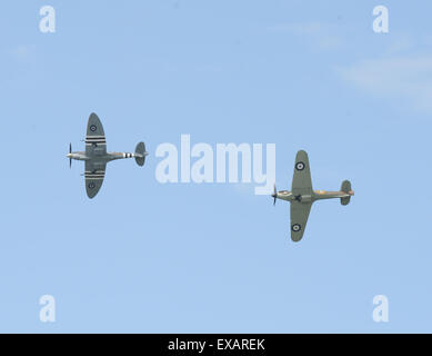 Un uragano e Spitfire eseguire una Battaglia di Bretagna Memorial volo sopra l'aeroporto della città di Manchester Foto Stock