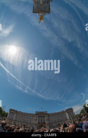 Buckingham Palace, London REGNO UNITO. Il 10 luglio 2015. Settantacinquesimo anniversario della battaglia di Gran Bretagna è segnato da un flypast Oltre Buckingham Palace da aeromobili della battaglia della Gran Bretagna in volo e RAF getti, con la folla di fronte a Buckingham Palace e il Victoria Memorial. Credito: Malcolm Park editoriale/Alamy Live News Foto Stock