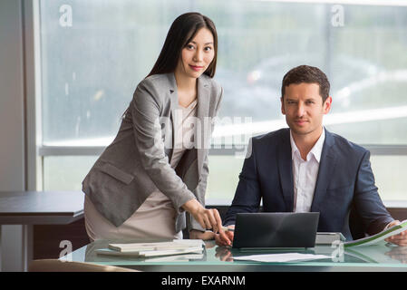 Associa a lavorare come team in ufficio Foto Stock