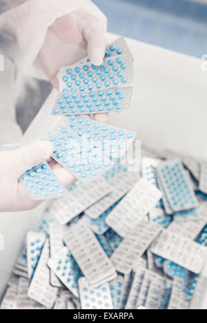 Ispezione di confezioni di farmaci da prescrizione in impianto di produzione Foto Stock