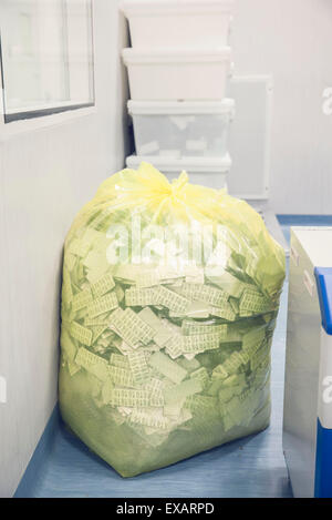 Grandi garbage bag piena di pillola danneggiato i pacchetti Foto Stock