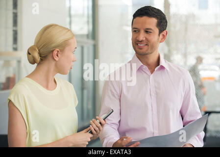 Colleghi di lavoro in chat Foto Stock