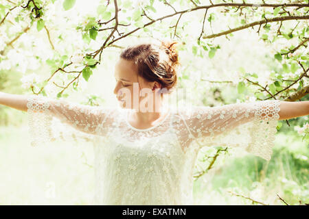 Giovane donna felicemente in natura Foto Stock