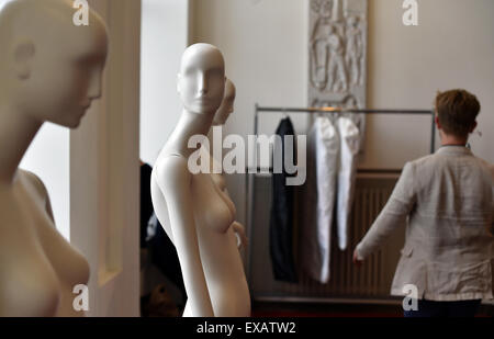 Berlino, Germania. 10 Luglio, 2015. Mannequins stand sul display backstage durante la sfilata di moda etichetta Hoermanseder Marina durante la settimana della moda a Berlino a Berlino, Germania, 10 luglio 2015. La Primavera/Estate 2016 le collezioni vengono presentate durante la settimana della moda di Berlino dal 07 al 10 luglio. Foto: Jens Kalaene/dpa/Alamy Live News Foto Stock