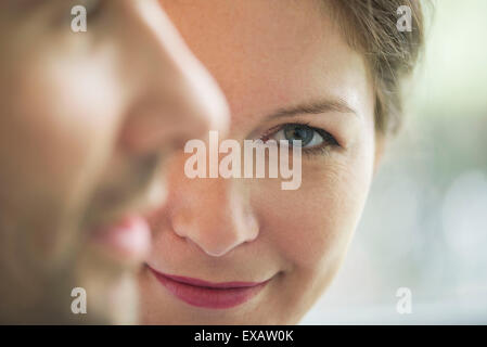 Close-up del giovane, Donna sorridente in telecamera Foto Stock