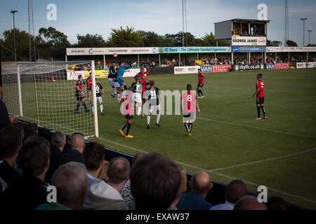 Home tifosi guardare la prima metà azione durante l'Europa League primo turno di qualificazione, seconda gamba cravatta tra Bala Town dal Galles e FC Differdange 03 del Lussemburgo. È stato il Welsh club la seconda stagione della concorrenza europea e a causa di regolamenti terra il match è stato giocato al vicino a Belle Vue, casa di Rhyl FC. Il visitatore ha vinto la cravatta 4-3 sull'aggregato a causa di un ultimo minuto di distanza obiettivo da Omar Er Rafik, in un gioco guardato da 1039 ventole e progredito per riprodurre i giganti turco Trabzonspor nel round successivo. Foto Stock