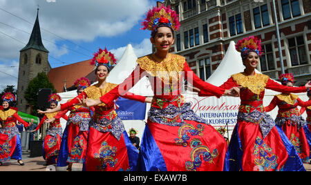 Erfurt, Germania. 10 Luglio, 2015. I ballerini del 'Sma Negeri 68 Gruppo" dall Indonesia eseguire alla 'Danetzare " festival internazionale della musica folk di Erfurt, Germania, 10 luglio 2015. Il festival, che durerà fino al 13 luglio, si tiene ogni due anni e questo anno dispone di gruppi di ballo da 11 paesi. Foto: MARTIN SCHUTT/DPA/Alamy Live News Foto Stock