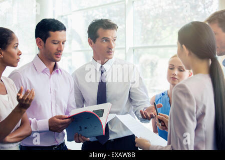 I professionisti aziendali collaborando in impostazione della pressione alta Foto Stock