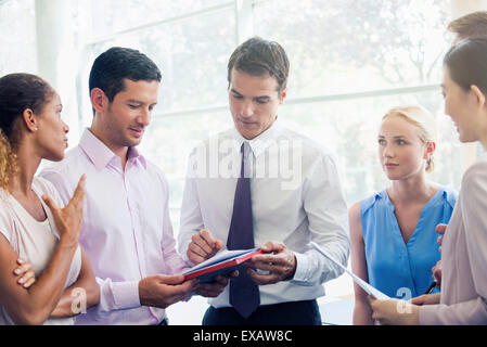 I professionisti aziendali il brainstorming Foto Stock