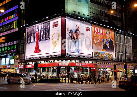 Chow Tai Fook Hong Kong Jewelery cinese Cina ( sera notte di luce al neon billboard ) Foto Stock