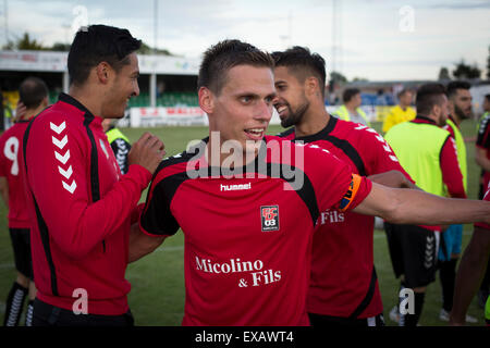 La visita in festa dopo l'Europa League primo turno di qualificazione, seconda gamba cravatta tra Bala Town dal Galles e FC Differdange 03 del Lussemburgo. È stato il Welsh club la seconda stagione della concorrenza europea e a causa di regolamenti terra il match è stato giocato al vicino a Belle Vue, casa di Rhyl FC. Il visitatore ha vinto la cravatta 4-3 sull'aggregato a causa di un ultimo minuto di distanza obiettivo da Omar Er Rafik, in un gioco guardato da 1039 ventole e progredito per riprodurre i giganti turco Trabzonspor nel round successivo. Foto Stock