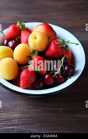 Frutta fresca in bianco ciotola, cibo closeup Foto Stock