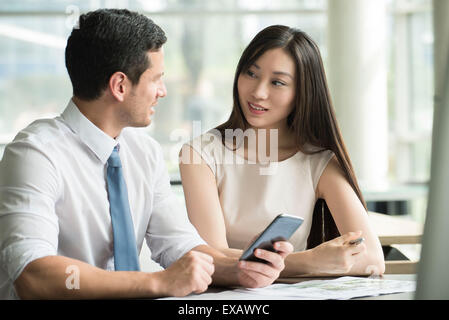 Colleghi di lavoro lavorare insieme Foto Stock