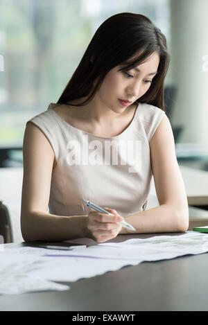 Studente di College di iniziare l'esame Foto Stock