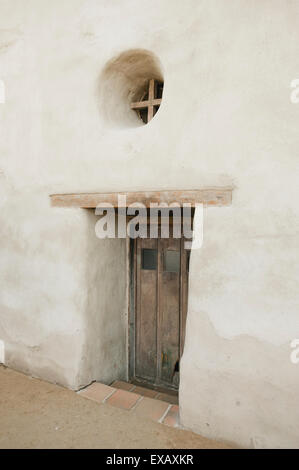 Adobe struttura con porta di legno Foto Stock