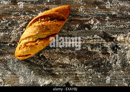 Il pane in un legno rustico e farina di frumento vista aerea Foto Stock