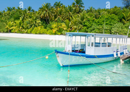 Scuba diving escursione barca ormeggiata al molo di Maldive Foto Stock