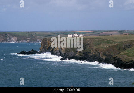 Cornovaglia, Inghilterra. Marconi punto sopra Poldhu Cove con il Poldhu Hotel (ora una casa di cura) e il Monumento di Marconi. Foto Stock