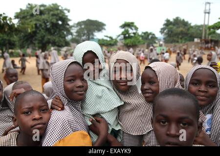 I bambini che frequentano la examen nella scuola islamica in Nigeria Foto Stock