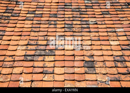 Tegole di ardesia orange in primo piano su una casa d'epoca in Lancaster County, Pennsylvania, Stati Uniti, tetto, struttura di sfondo geometrico US Foto Stock
