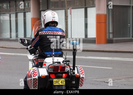 Nuovo Galles del Sud intensive care paramedic motociclo ambulanza partecipando ad una emergenza in Lee Street, Sydney, Australia. Foto Stock