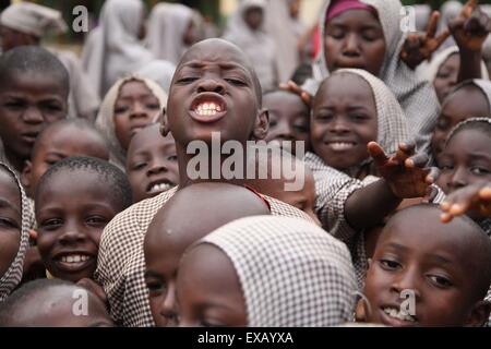 I bambini che frequentano la examen nella scuola islamica in Nigeria Foto Stock